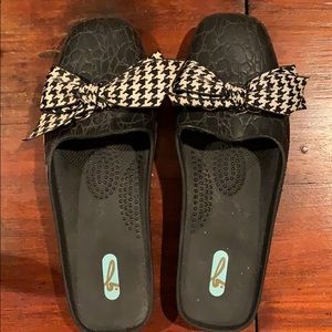OKA.b slides w/houndstooth bows so cute! M/L 9-10